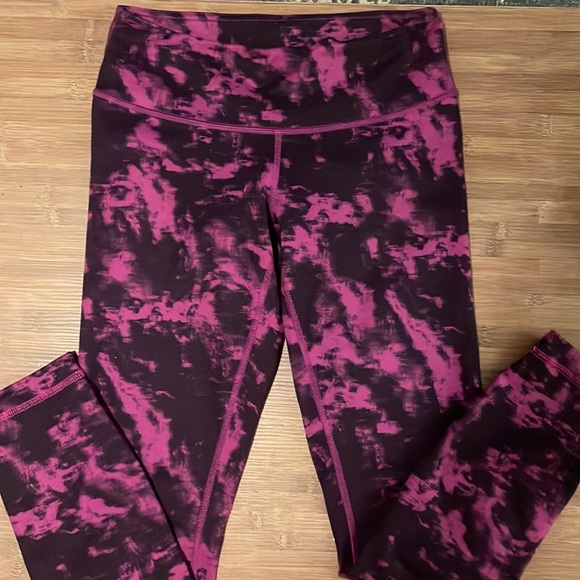 Lululemon Wunder Under Crop leggings 💞🖤 - Picture 3 of 4